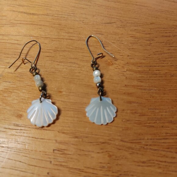Vintage Mother of Pearl Seashell Dangle Earrings - Picture 6 of 6